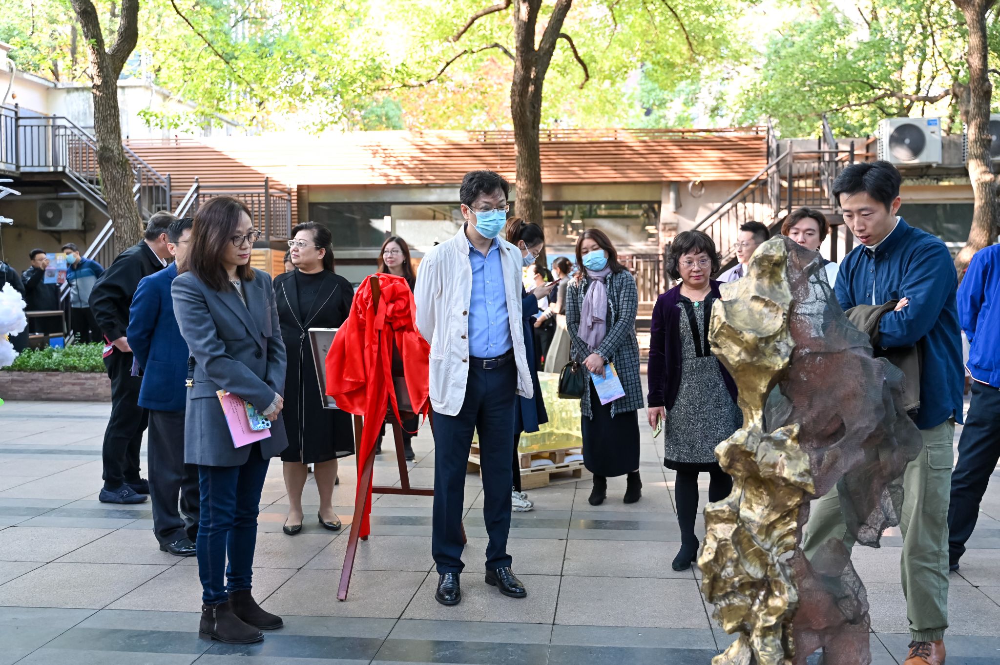 参展艺术家在为嘉宾导览展览作品1.jpg