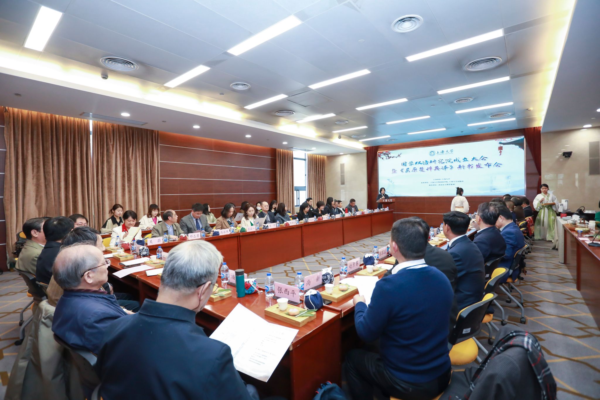 图一 bat365在线中国登录入口外国语学院副院长唐青叶教授主持.jpg 图一 bat365在线中国登录入口外国语学院副院长唐青叶教授主持.jpg