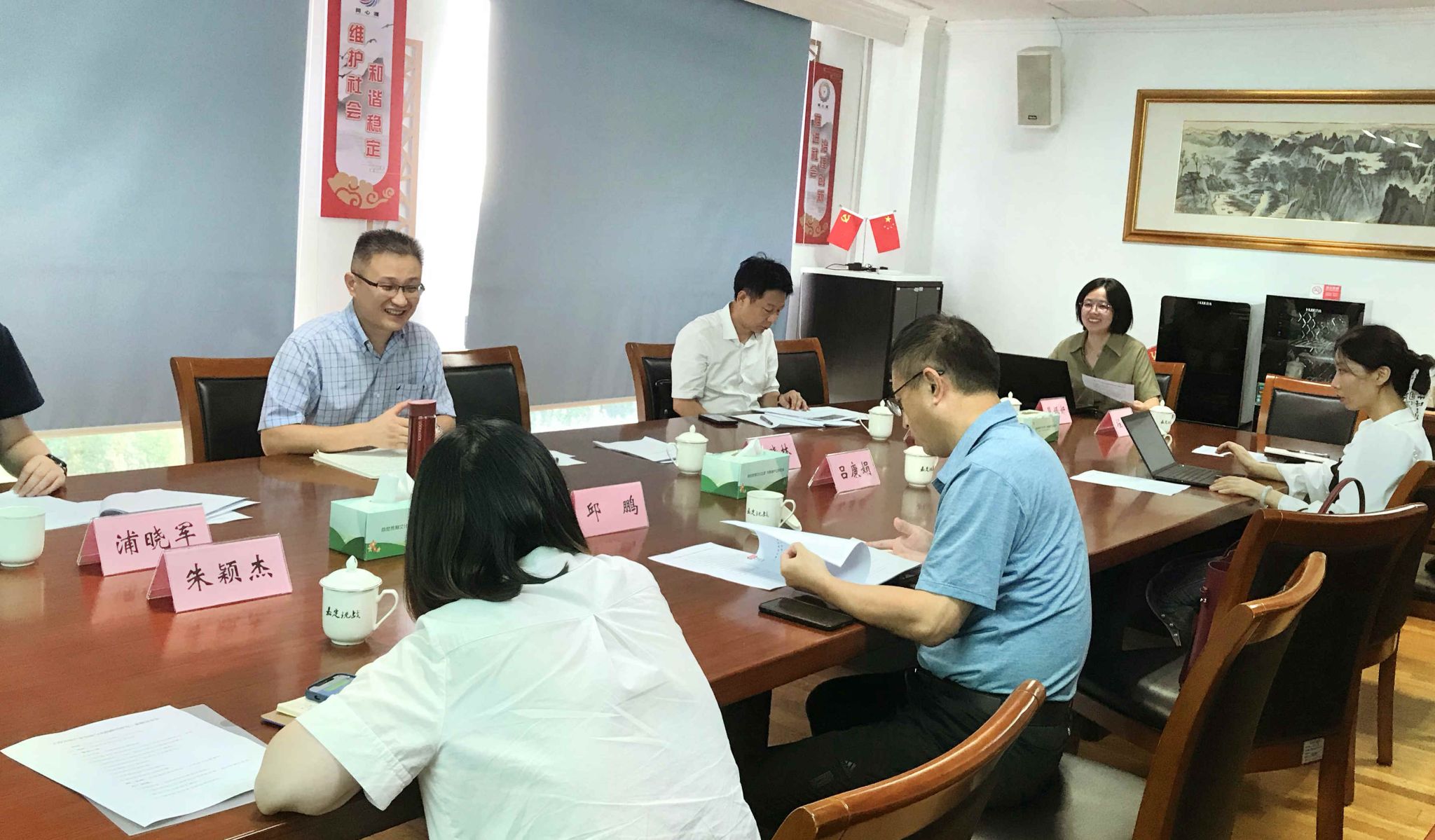悉尼工商学院吕康娟教授带队前往嘉定区统战部开展“上海氢能产业发展与实践路径研究”课题调研.jpg