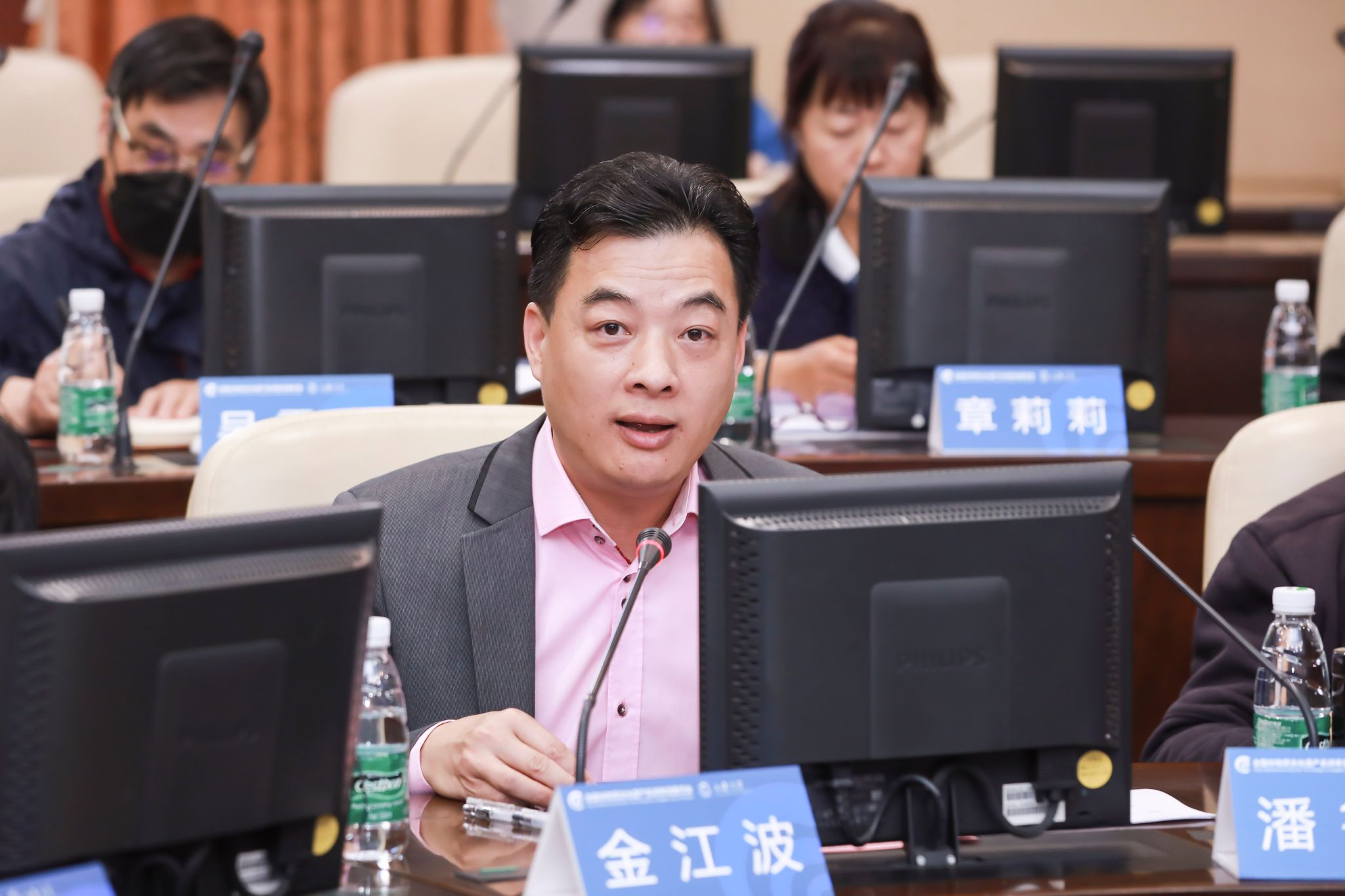 bat365在线中国登录入口上海美术学院执行院长、全国非遗名词委委员金江波教授代为宣读文化和旅游部非物质文化遗产司王晨阳司长的贺信.jpg bat365在线中国登录入口上海美术学院执行院长、全国非遗名词委委员金江波教授代为宣读文化和旅游部非物质文化遗产司王晨阳司长的贺信.jpg